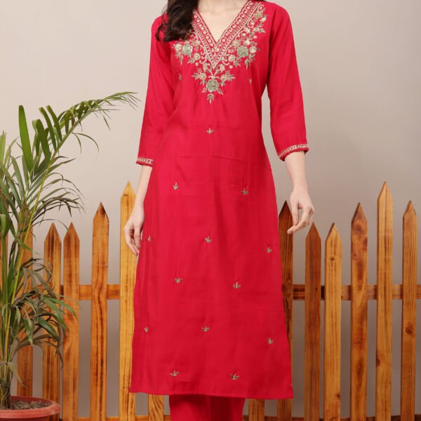 23 Jan- Maxkeystudio25906 V Neck Embroidered Straight Suit Set