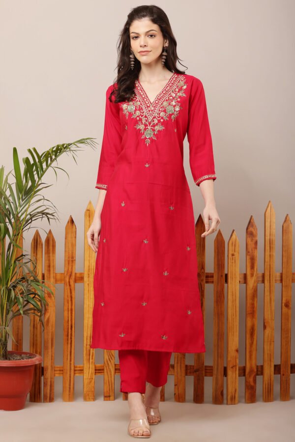 23 Jan- Maxkeystudio25906 V Neck Embroidered Straight Suit Set