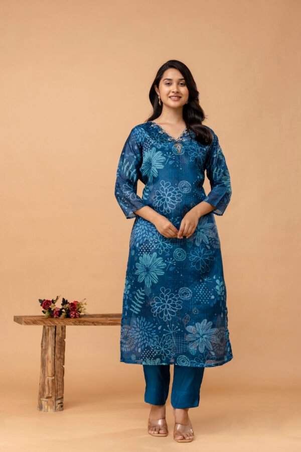 4D3A2748 Blue V-Neck Embroidered Straight Suit Set