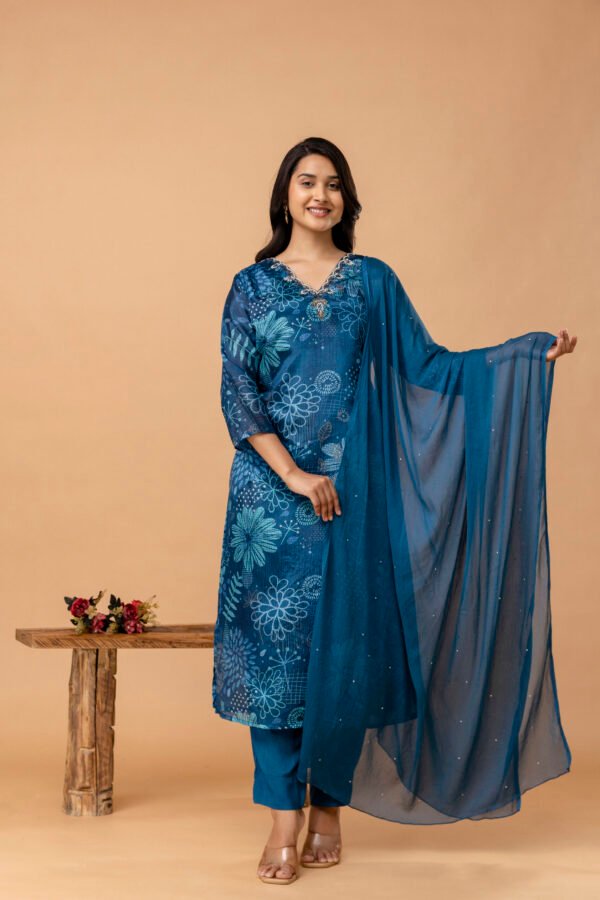 4D3A2749 Blue V-Neck Embroidered Straight Suit Set