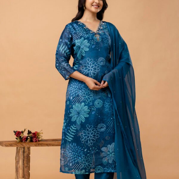 4D3A2750 Blue V-Neck Embroidered Straight Suit Set