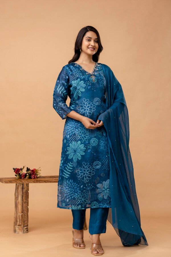 4D3A2750 Blue V-Neck Embroidered Straight Suit Set