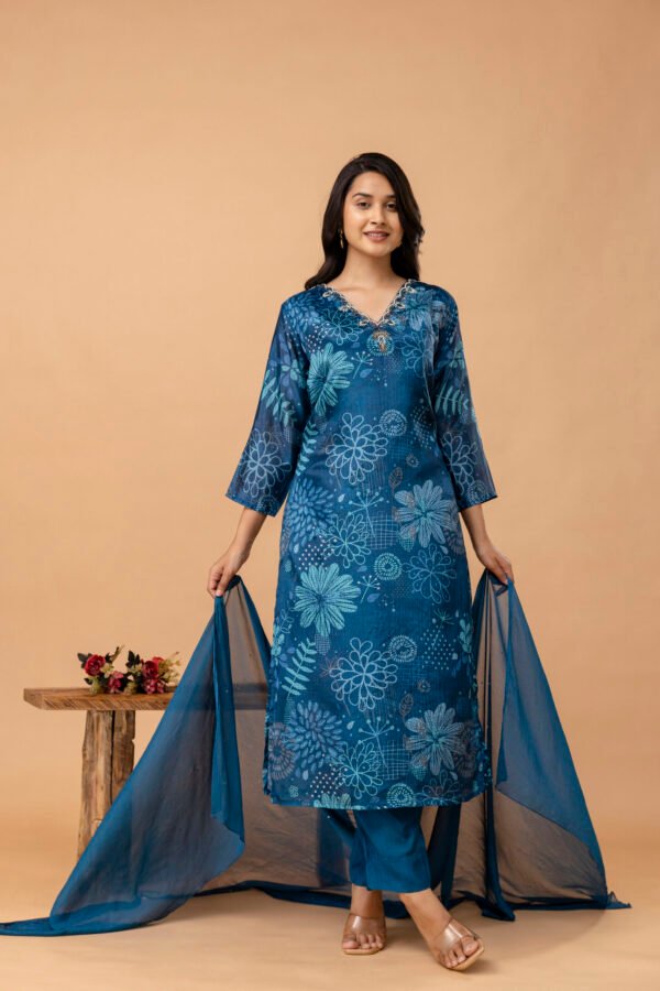 4D3A2752 Blue V-Neck Embroidered Straight Suit Set