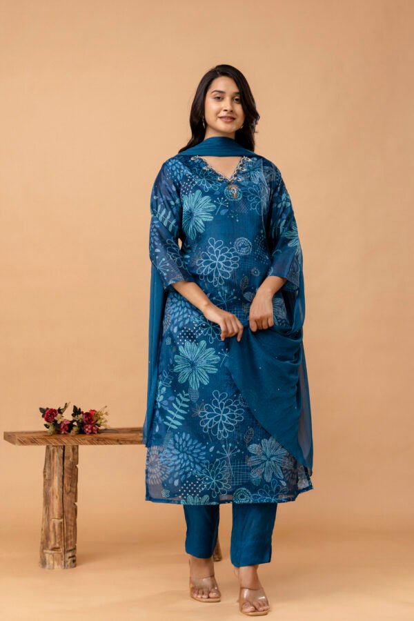 4D3A2754 Blue V-Neck Embroidered Straight Suit Set